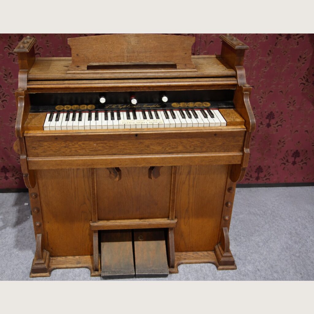 Antique Swedish AB Gefle Orgel pump organ in solid golden oak cabinet with foot pedals (c. 1905 - 1910)